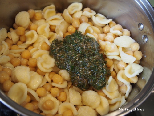 Combining the pasta, chickpeas and pesto